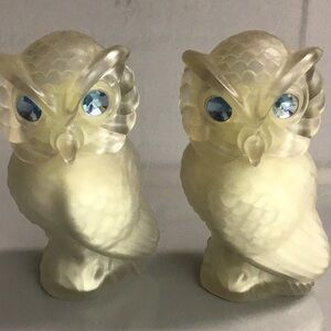 AVON 2 SNOW OWL SONNET POWDER SACHET.